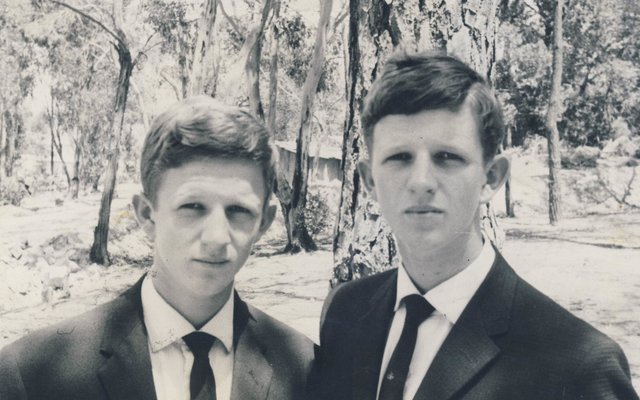 Die tweelingbroers, Pietie (links) en Jannie Botha in 1965, amper 18 jaar oud